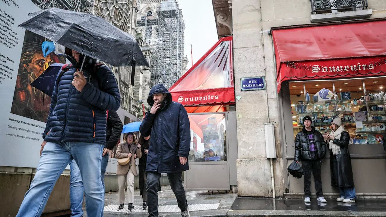 Paris Notre Dame Kilisesi Dibindeki Mağaza Aralık Ayı İki Günü Kapalı Kalmak Zorunda