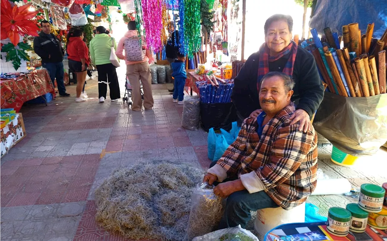 María Teresa lleva casi 50 años vendiendo en el Mercadito Navideño de Lerdo