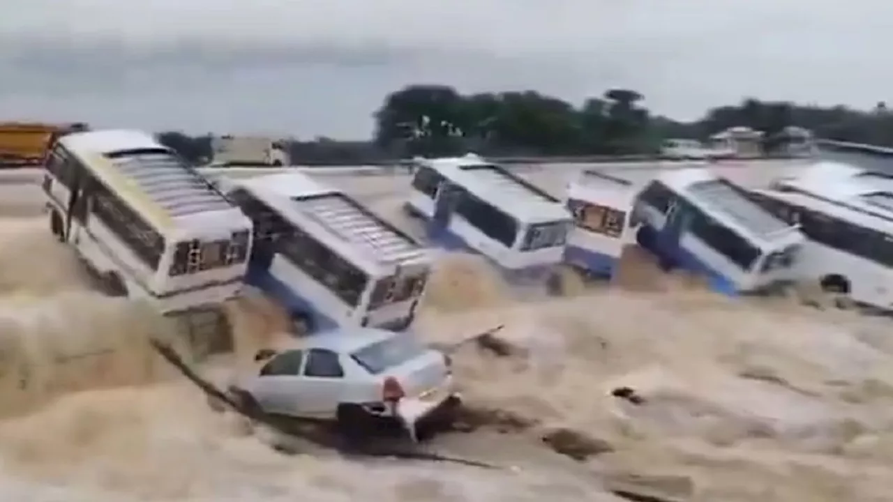 Cyclone Fengal Update: तमिलनाडु में चक्रवाती तूफान फेंगल ने मचाया कहर, बाढ़ में डूबे वाहन, बचाव कार्य जारी