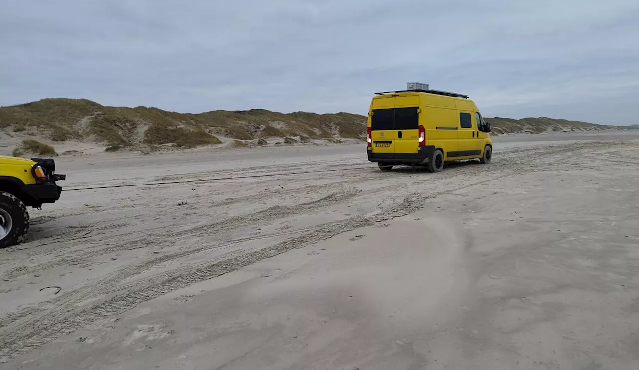 De Gratis Fritrækkere Hjælper Strandede Bilister På Stranden