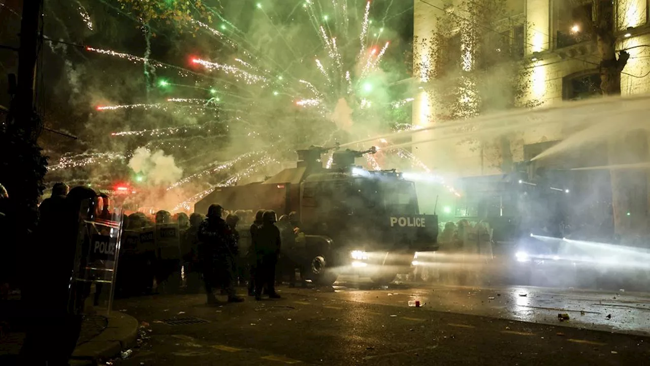 Georgische Demonstranten Oppassen Tot Late in de Nacht in Tbilisi