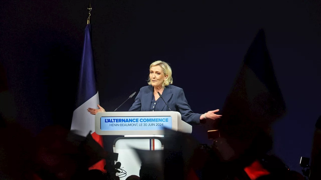 Le Pen anuncia su intención de tumbar el Gobierno francés votando a favor de una moción de censura contra Barn