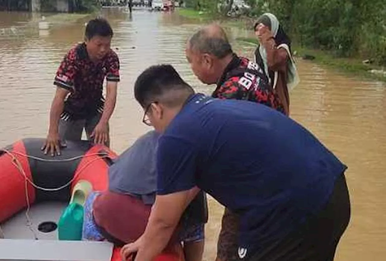 Floods: MCA’s crisis relief squad helps evacuate victims in Kedah