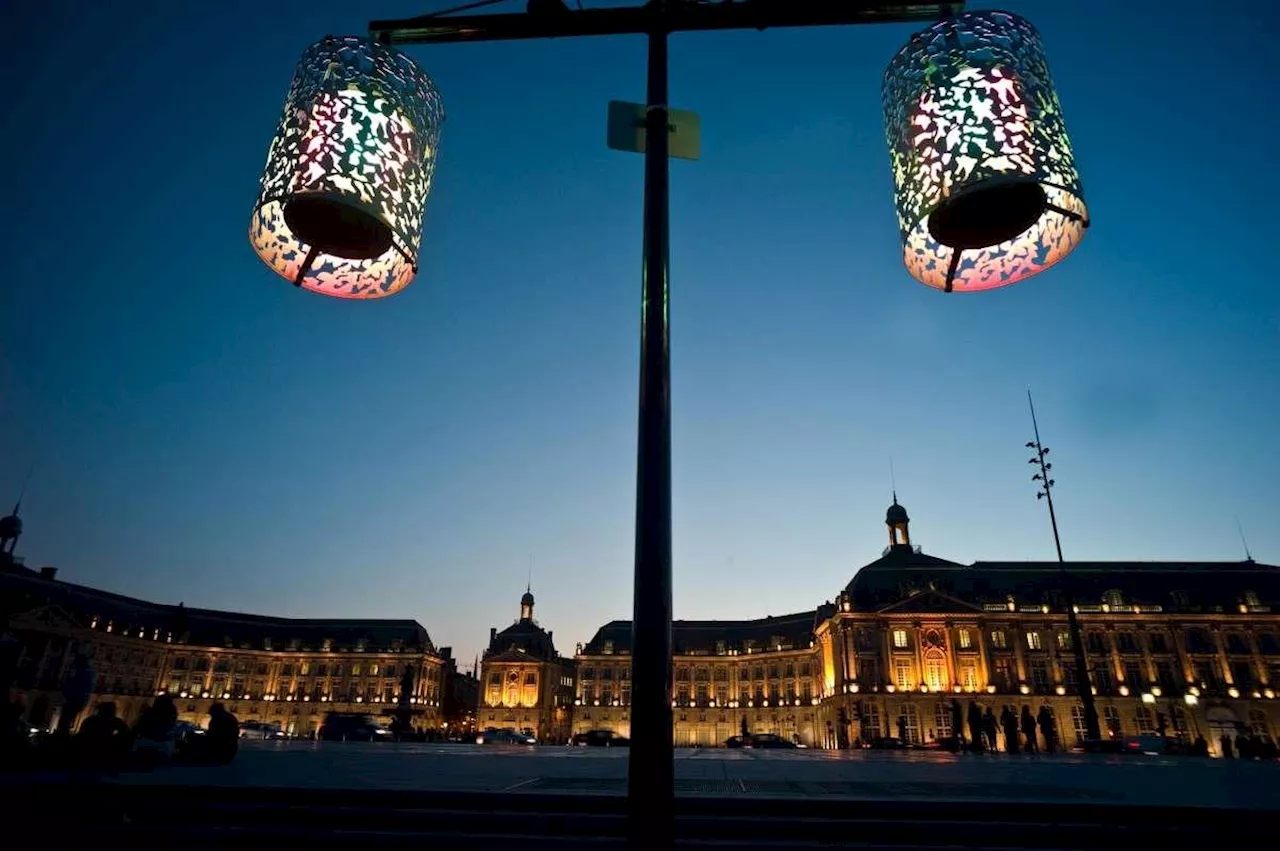 Extinction de l’éclairage nocturne à Bordeaux : l’opposition lance une pétition pour son rétablissement place de la Bourse, Pierre Hurmic répond