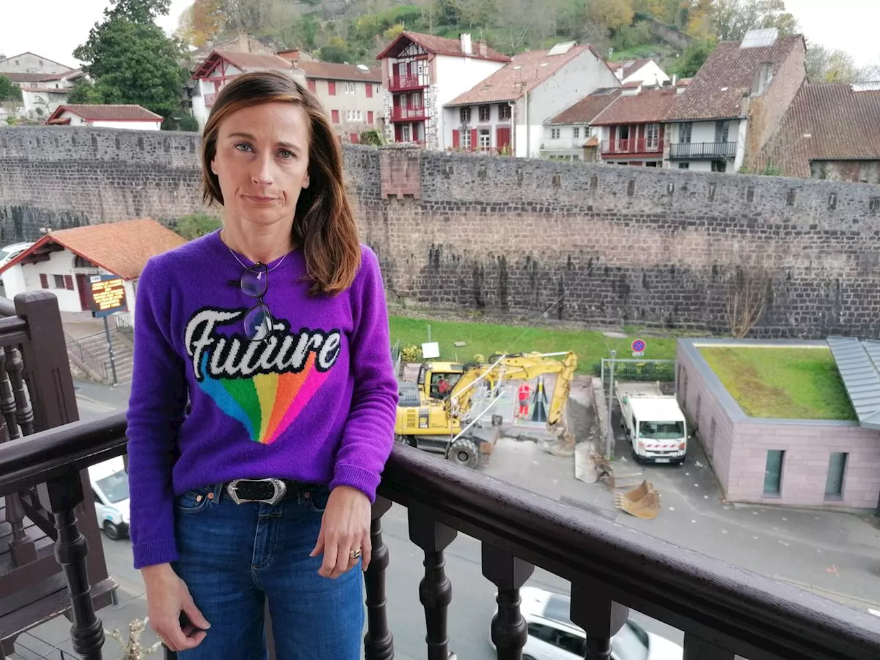 Pays basque : à Saint-Jean-Pied-de-Port, des poubelles de tri sélectif installées au pied des remparts font polémique