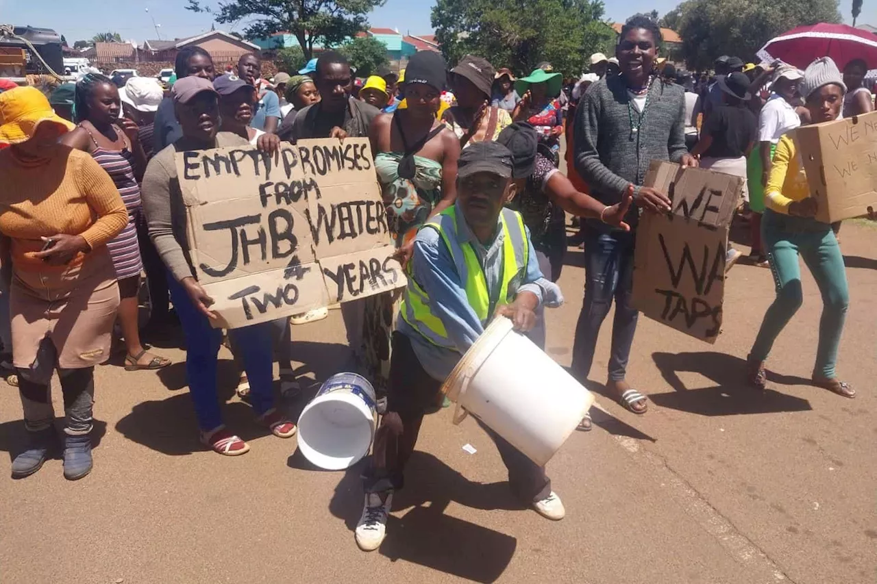 Police monitoring Phumlamqashi water protest near Lenasia South [VIDEO]