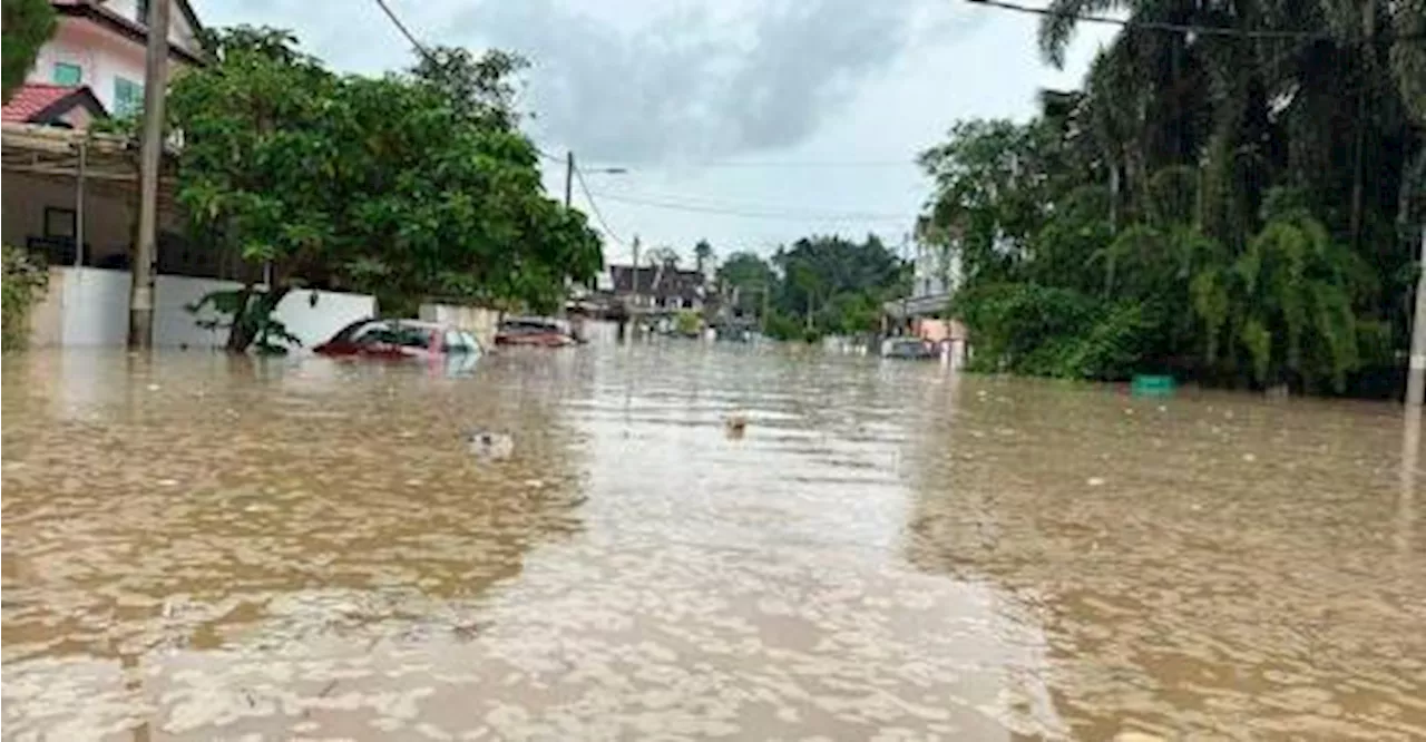 Flooding in Arena Kepayang Putra Causes Garbage Contamination