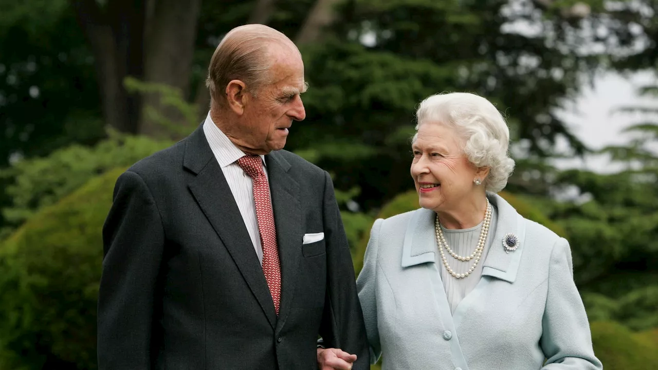 Le Dévouement Par Dessus Tout: Le Prince Philip A Marché Derrière La Reine Pendant 70 Ans