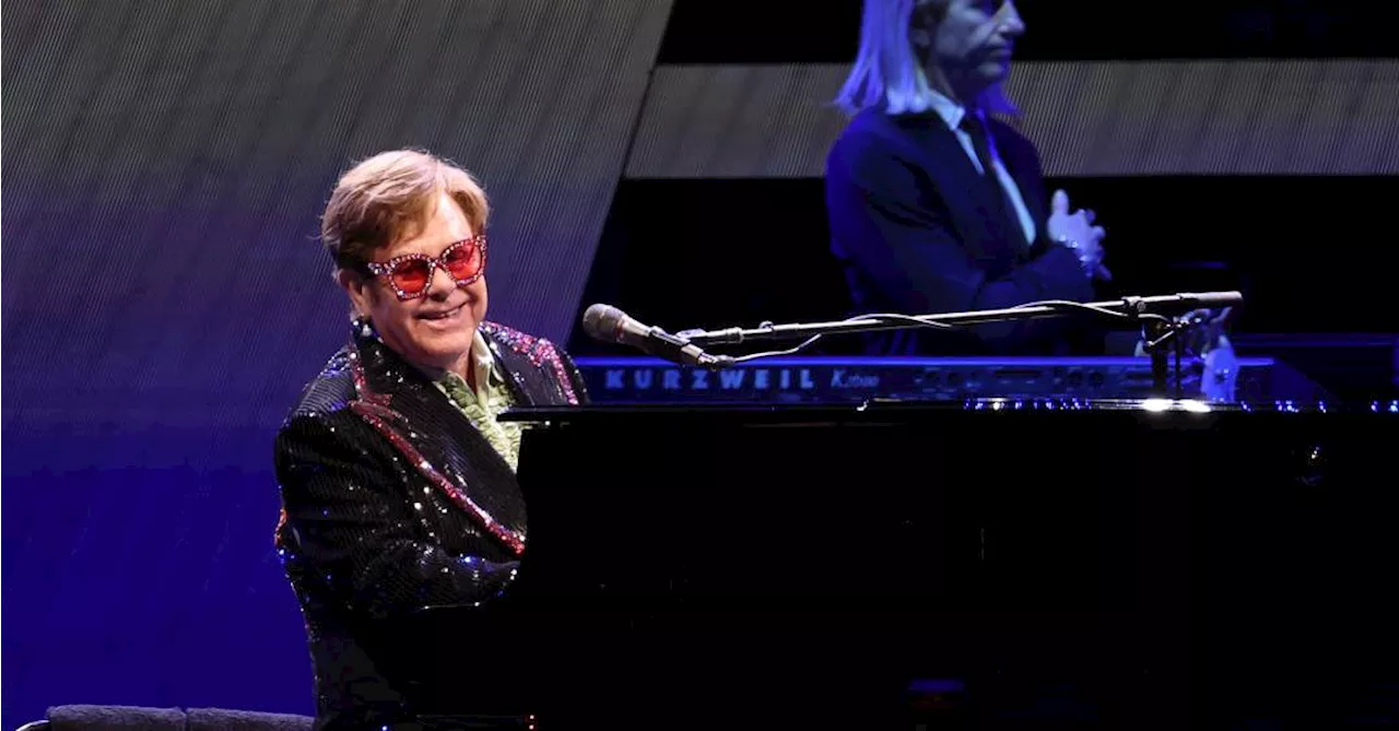 Elton John vai ao teatro e diz que cegueira o impediu de ver o palco