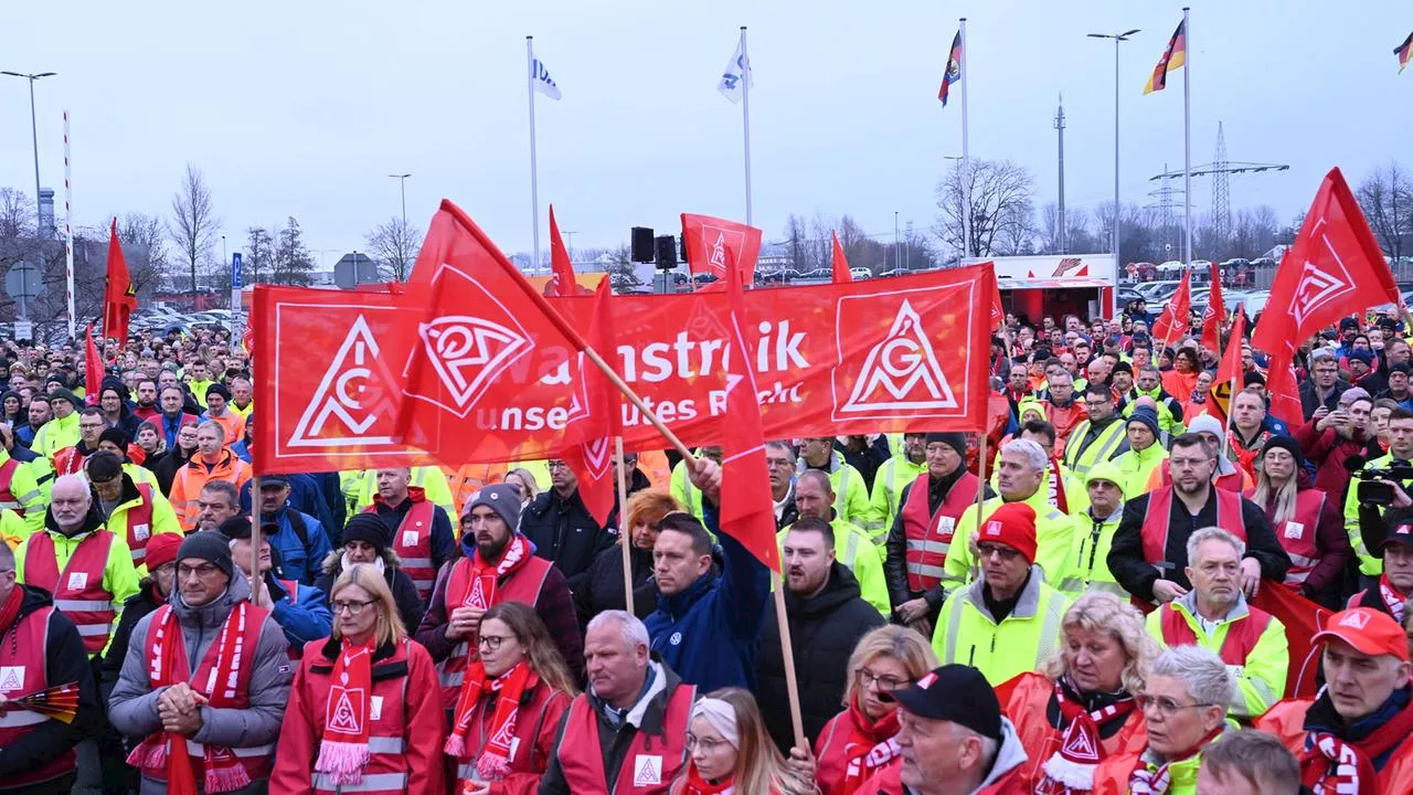 Volkswagen-Werk in Emden droht Schließung: Mitarbeiter und Gewerkschaft kämpfen gegen Lohnkürzungen und Stellenabbau