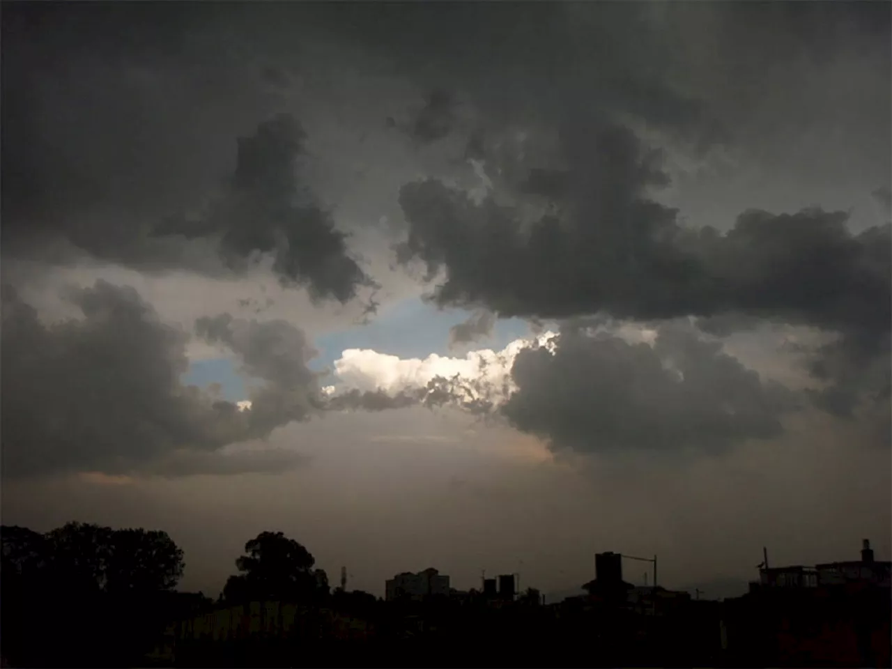 Maharashtra Weather News : गार वाऱ्यांची दिशा बदलताच राज्यात पुन्हा पावसाचा अंदाज; राज्यात कोणत्या भागावर ढगांची चादर?