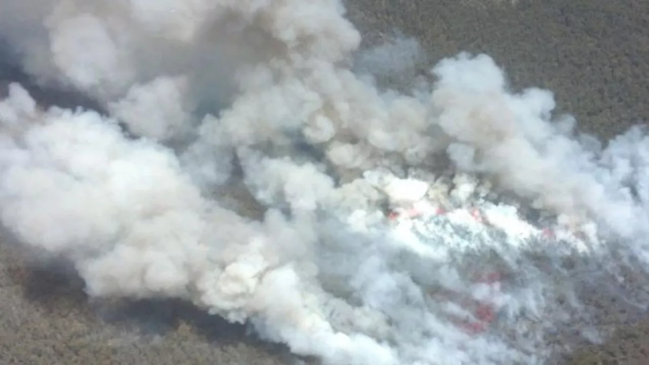 Residents in Victorian’s Grampians region told to leave as bushfire rages