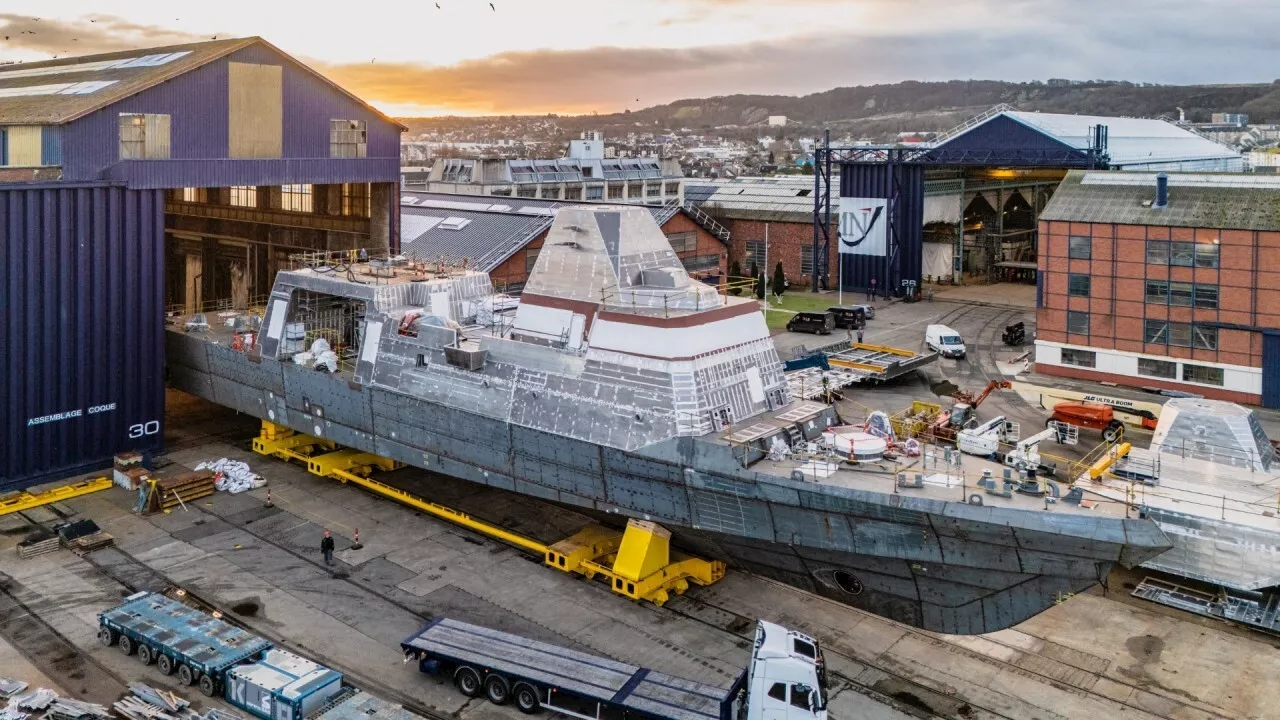 À Cherbourg, une corvette de 71 mètres se dévoile pour la première fois aux CMN