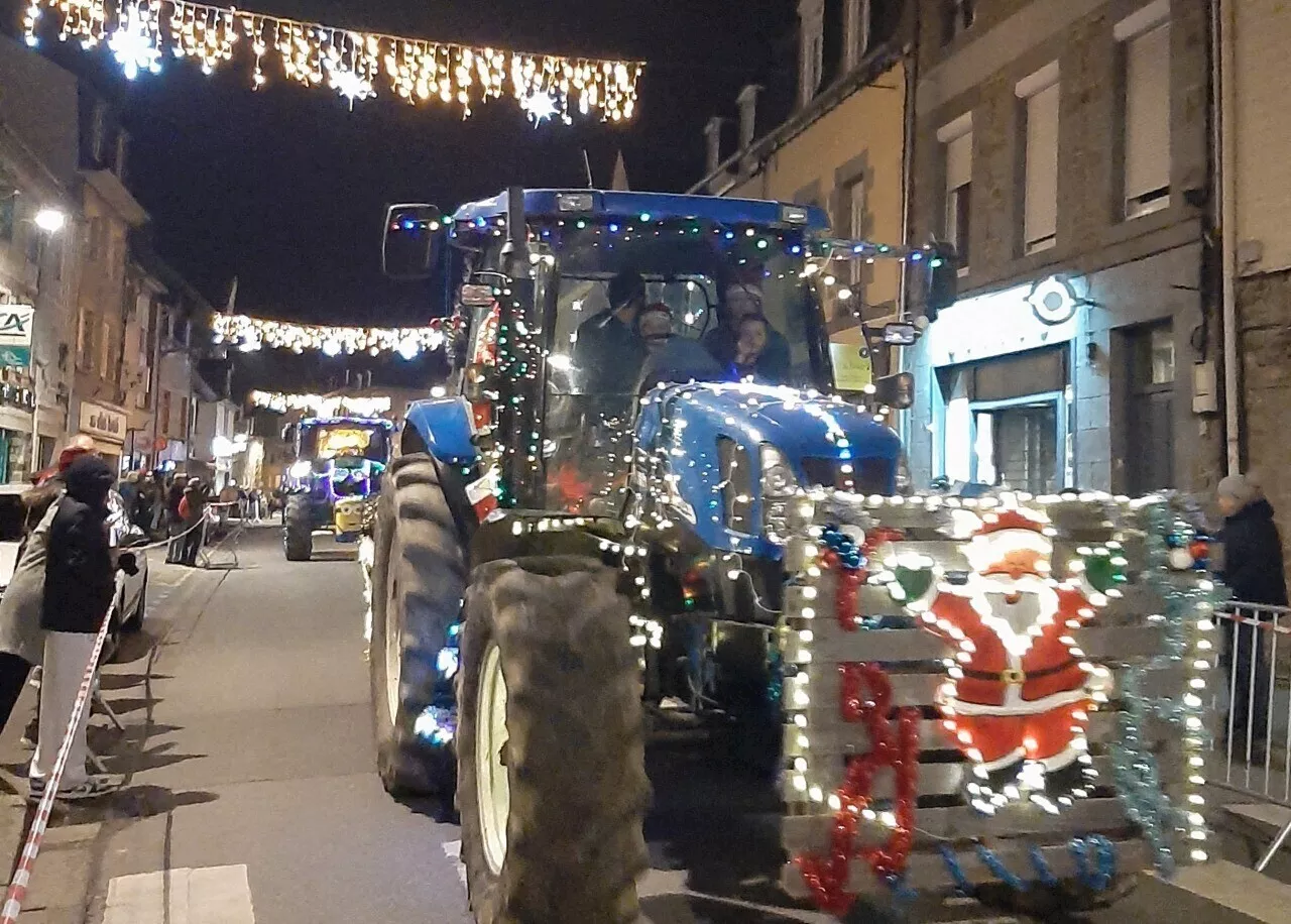 Avant Noël, une parade de tracteurs illuminés près de Saint-Malo