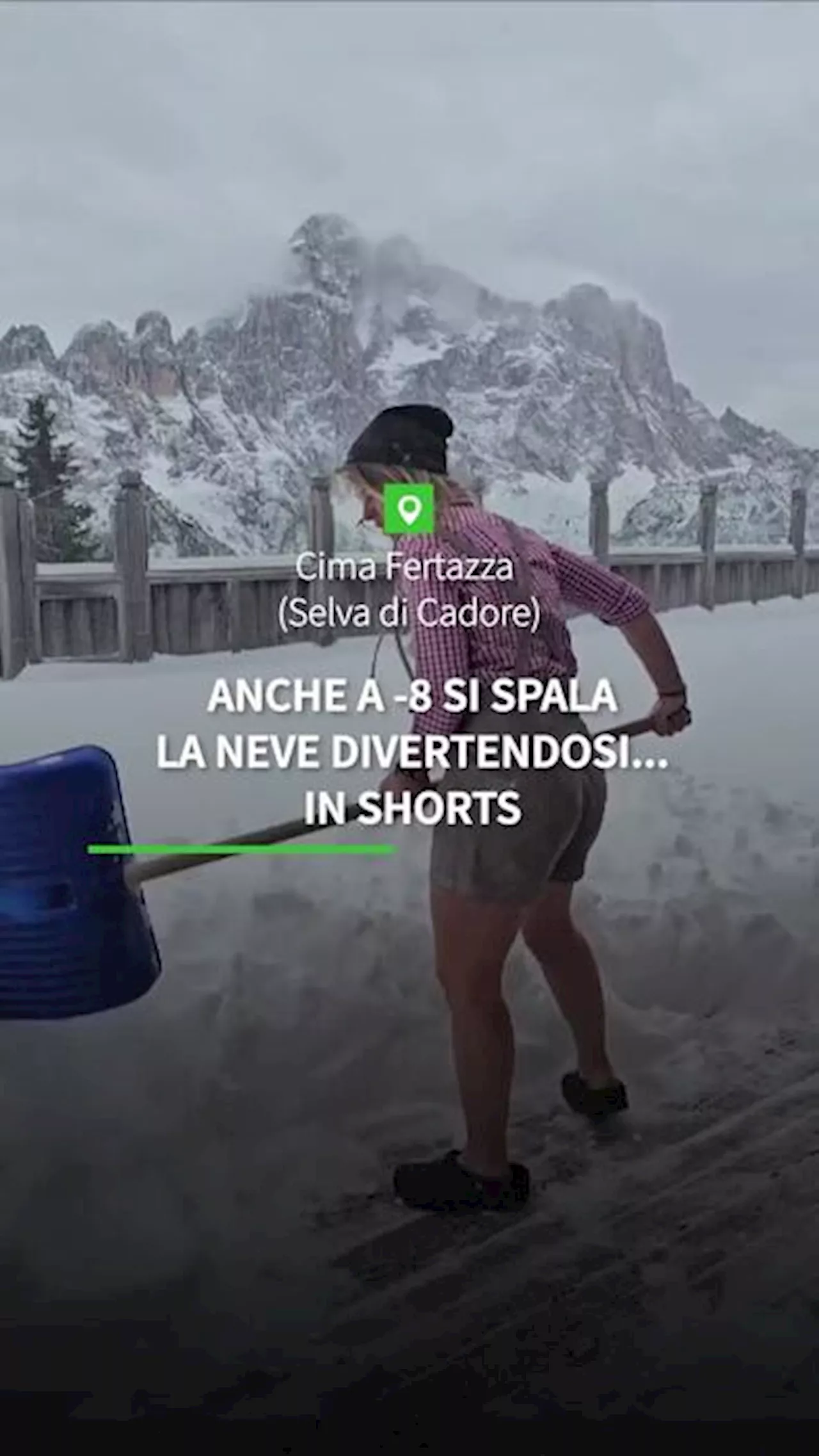 Anche a -8 si spala la neve divertendosi...in shorts