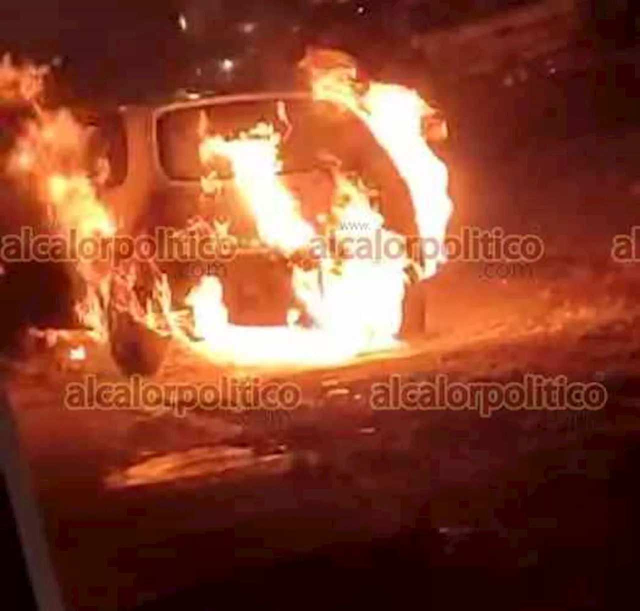 Se incendia auto Chevy en la colonia Revolución, en Xalapa