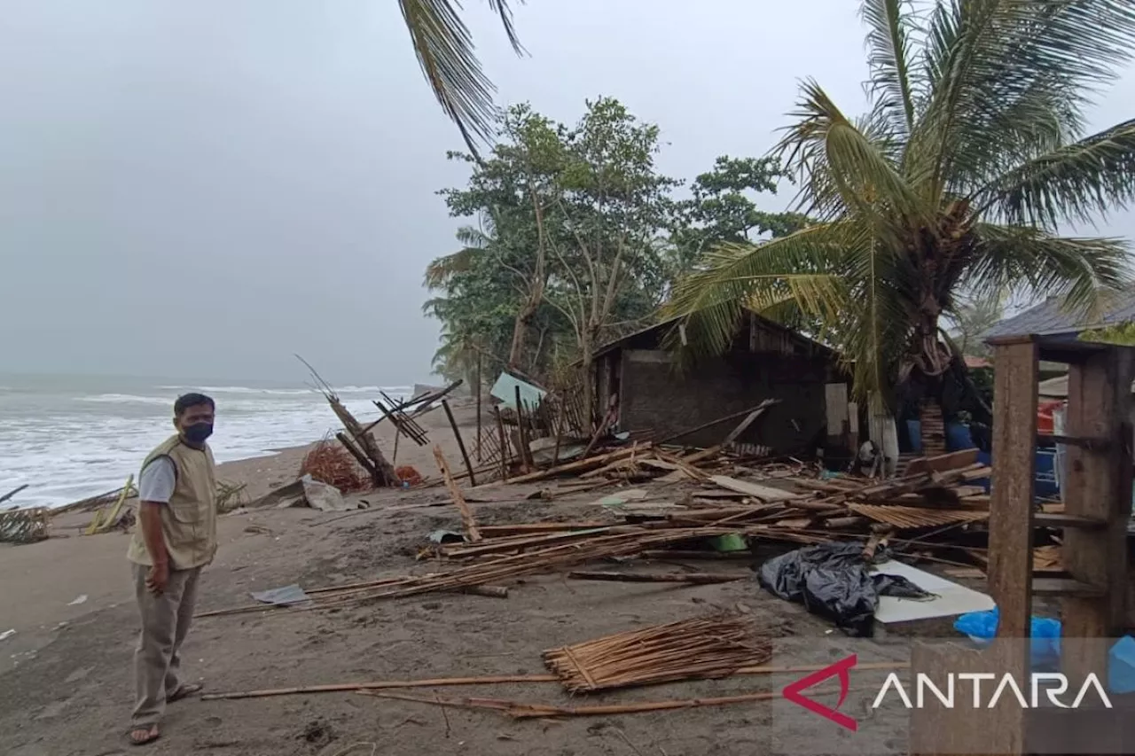 Abrasi pantai rusak puluhan rumah di Palabuhanratu Sukabumi