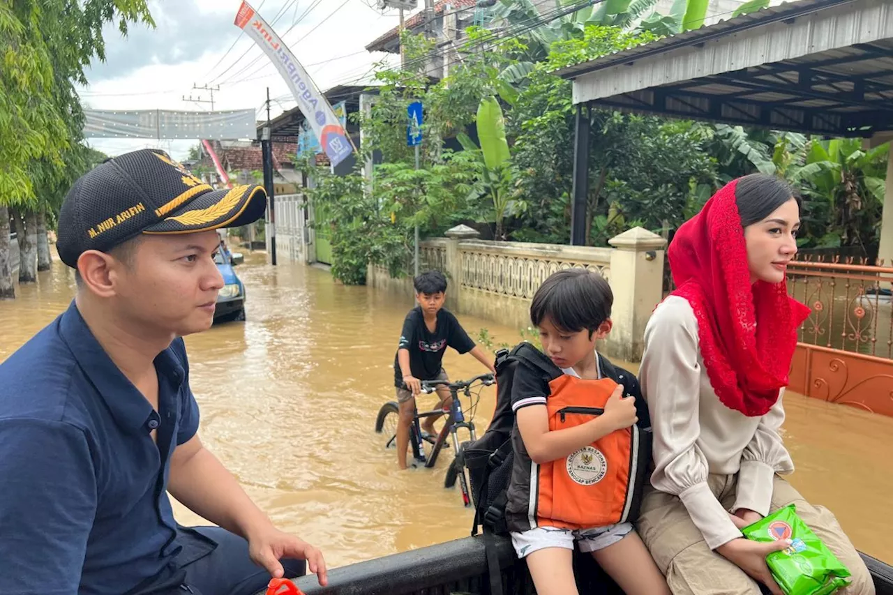 DPR RI Novita Hardini Ajak Anak Kunjungi Korban Banjir di Trenggalek