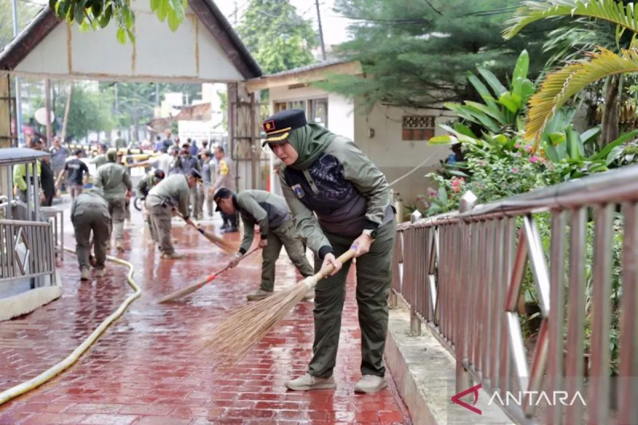 Jakpus kerahkan 250 personel untuk bersihkan gereja menjelang Natal