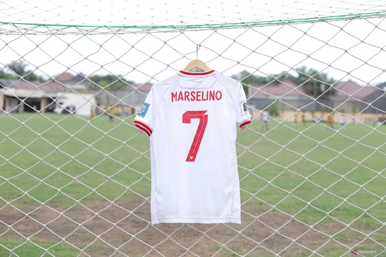 Jersi Marselino Ferdinan Dilelang untuk Renovasi Sekolah