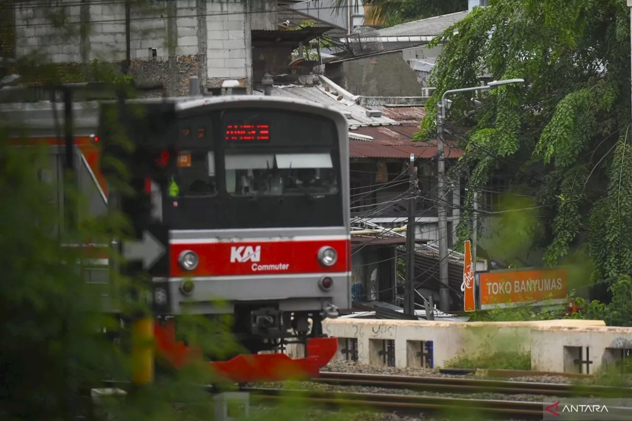 Kebakaran Rumah Ganggu Perjalanan KRL di Jakarta