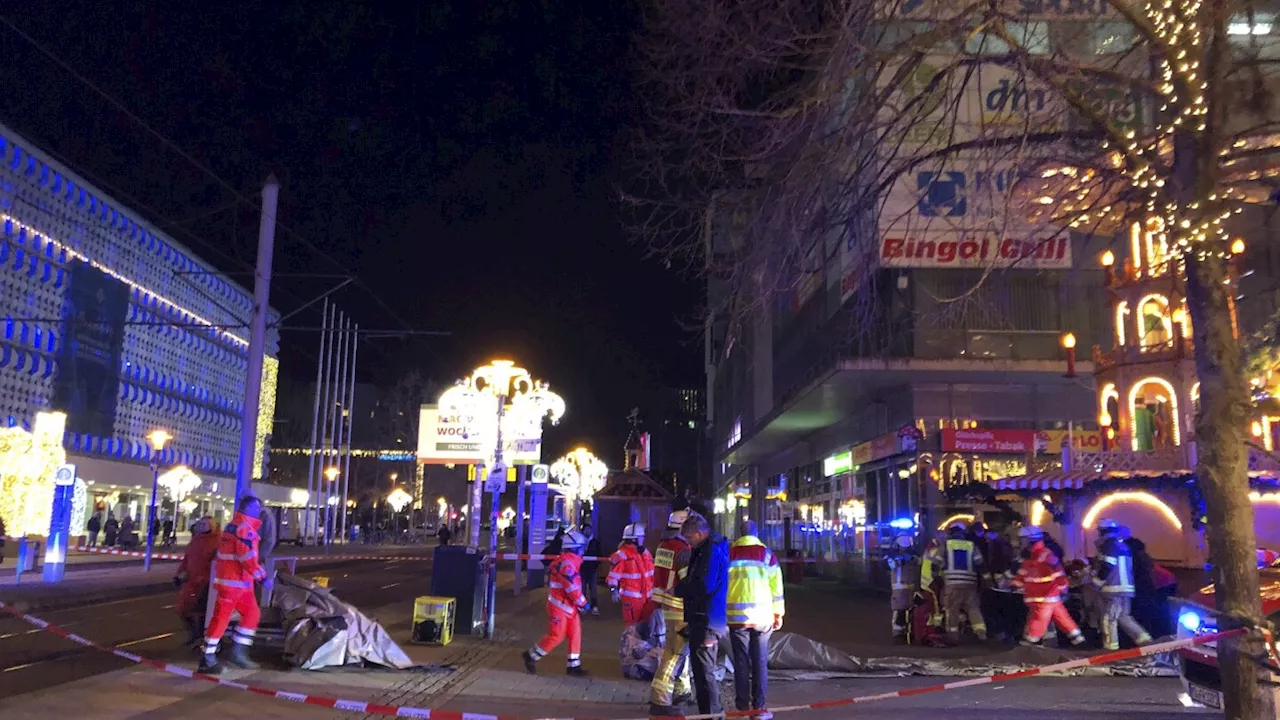 Auto arrolla a grupo de personas en mercado navideño en Alemania