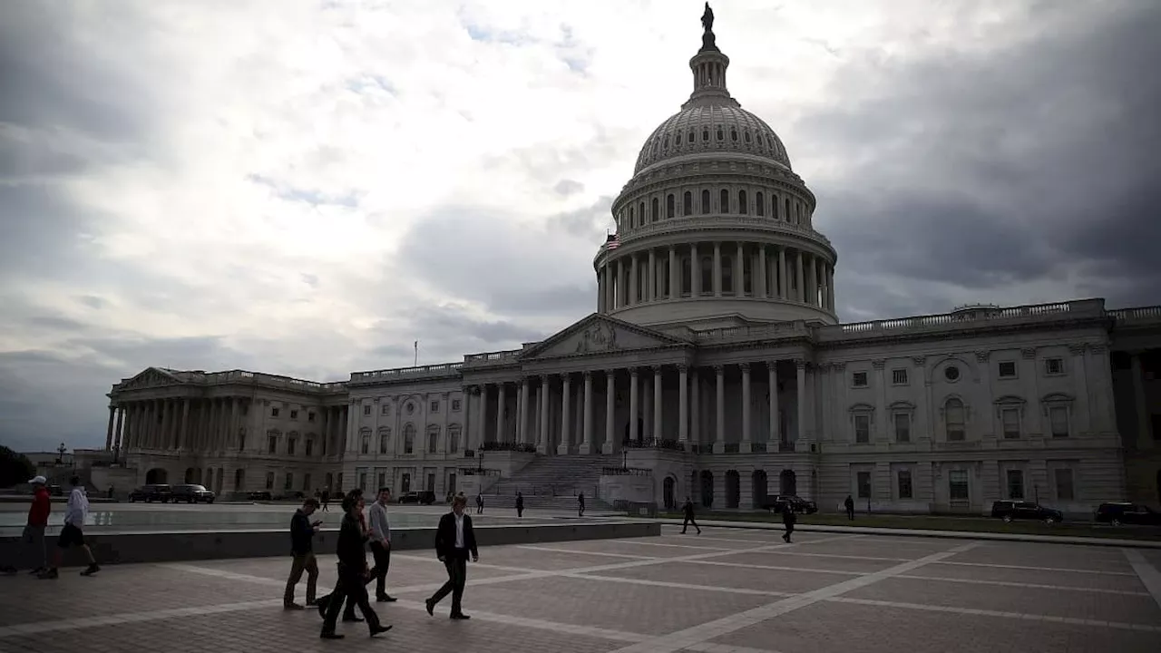 Trump Accepte le Nouveau Projet de Budget, Risquant un 'Shutdown' avant Noël