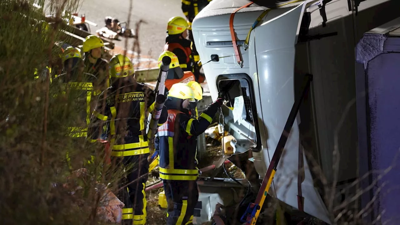 Schwerer Unfall am Frankfurter Kreuz: LKW kippt, Fahrer in Lebensgefahr