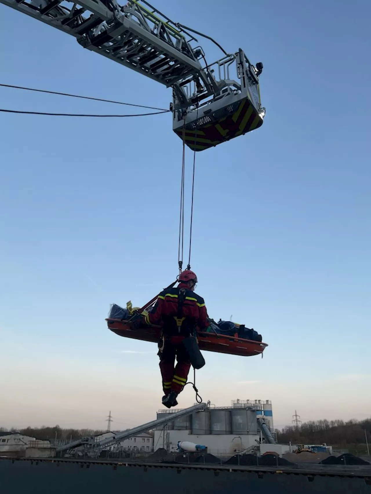 Höhenretter unterstützen bei Menschenrettung in Hamm auf einem Frachtschiff