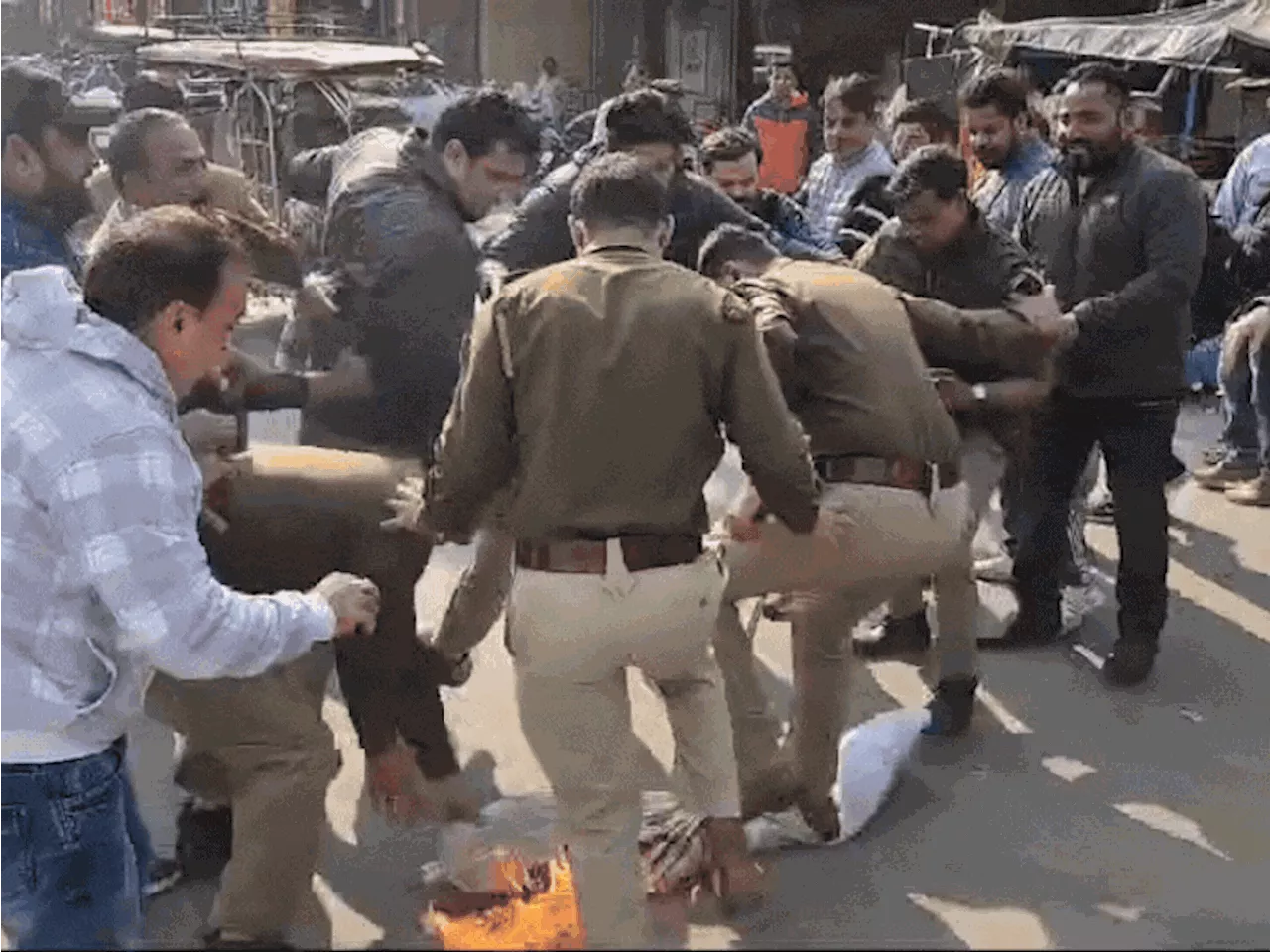 सहारनपुर में भाजपाईयों ने फूंका राहुल गांधी का पुतला: पुलिस ने पुतले पर लगी आग को लातों से बुझाया, अंबेडकर ...