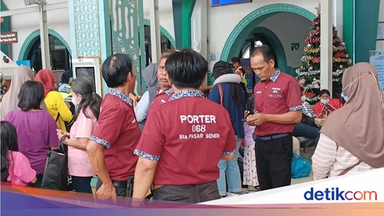 Porter di Stasiun Pasar Senen Manfaatkan Libur Nataru