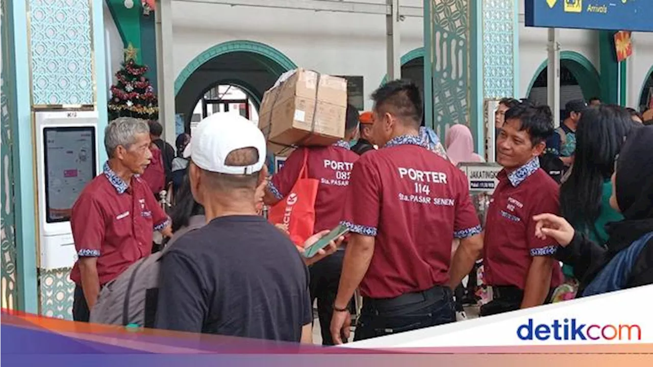 Porter Stasiun Pasar Senen Bersiap untuk Libur Nataru