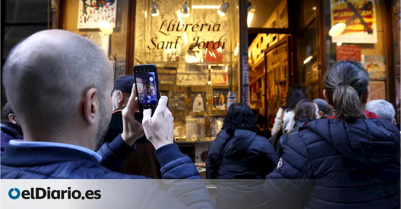 Colas de lectores para salvar la Sant Jordi, la librería de Barcelona que se niega a perecer ante la gentrificación