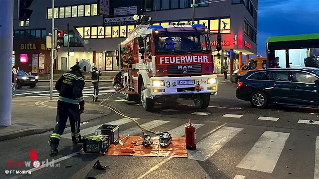 Nö: Rasche Menschenrettung nach Kollision mit Pkw und Einsatzfahrzeug eines Energieunternehmens in Mödling