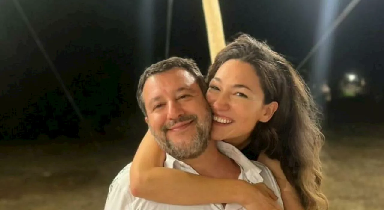 Salvini festeggia: «Difendere l’Italia non è reato». L'abbraccio con la compagna Francesca Verdini, che si com