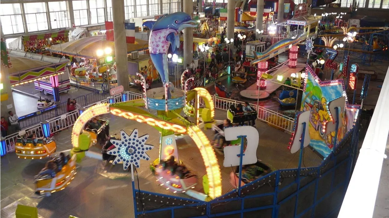 Premios con la imagen de Franco en una feria para escolares en Cádiz