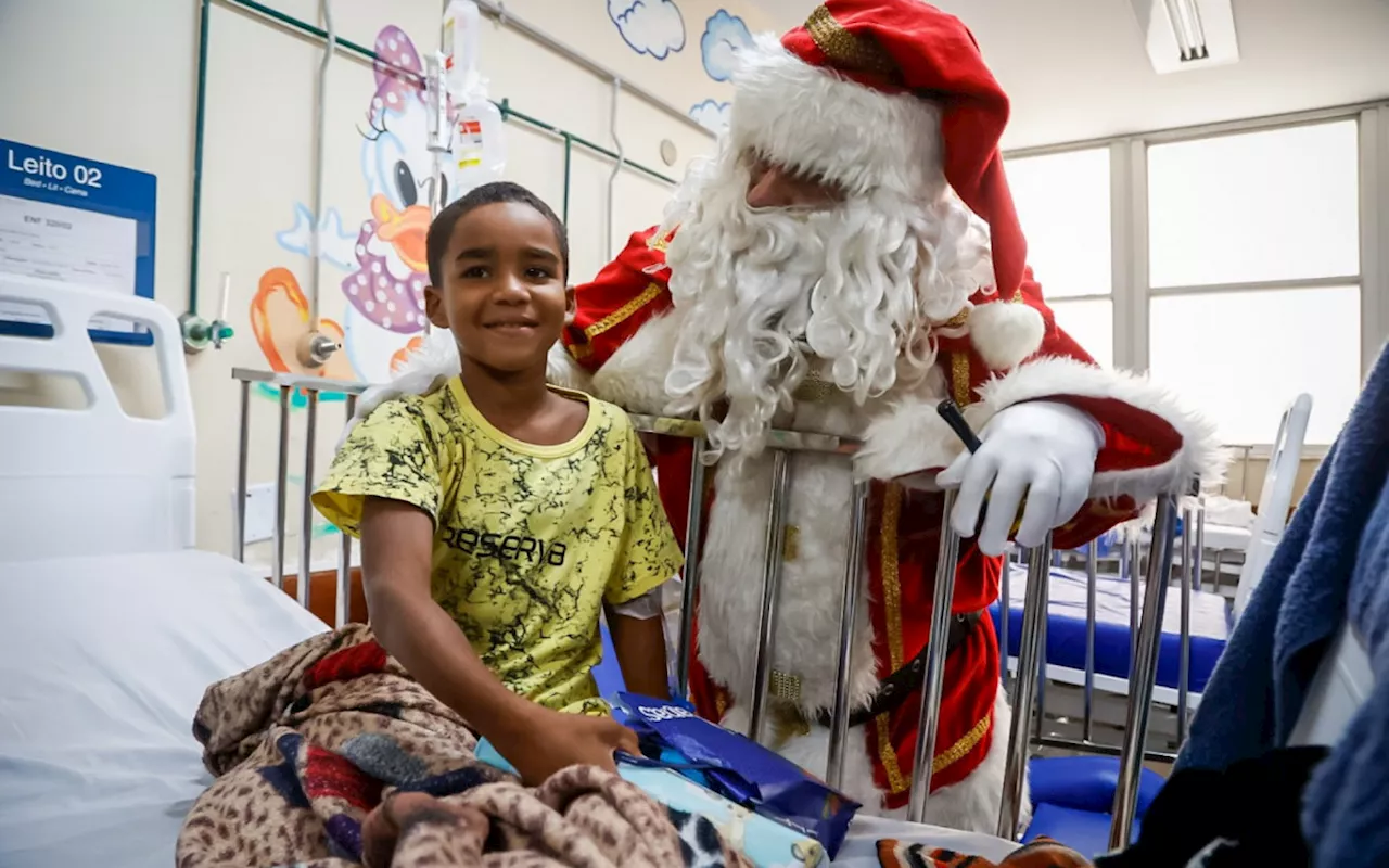 Crianças internadas no Hospital Miguel Couto recebem visita do Papai Noel