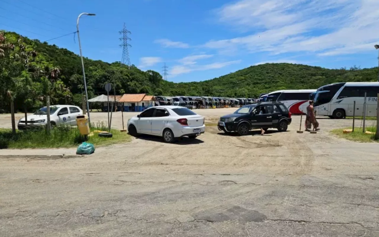 Proprietária interdita Terminal de Turismo de Cabo Frio por dívida milionária: 'ninguém entra, ninguém sai'