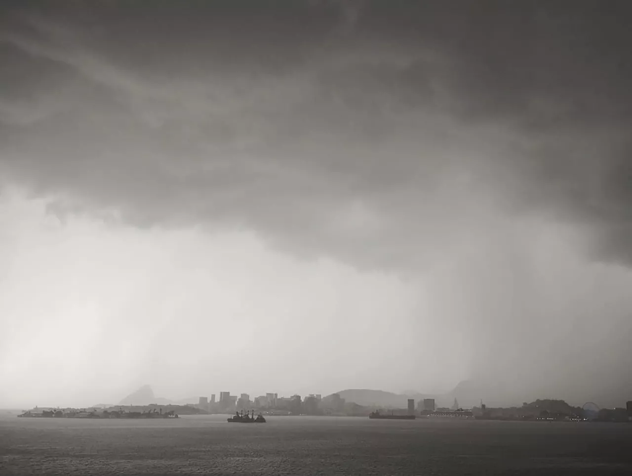 Chove forte no Rio: cidade entra em estágio 2 com raios e ventos de até 70 km/h