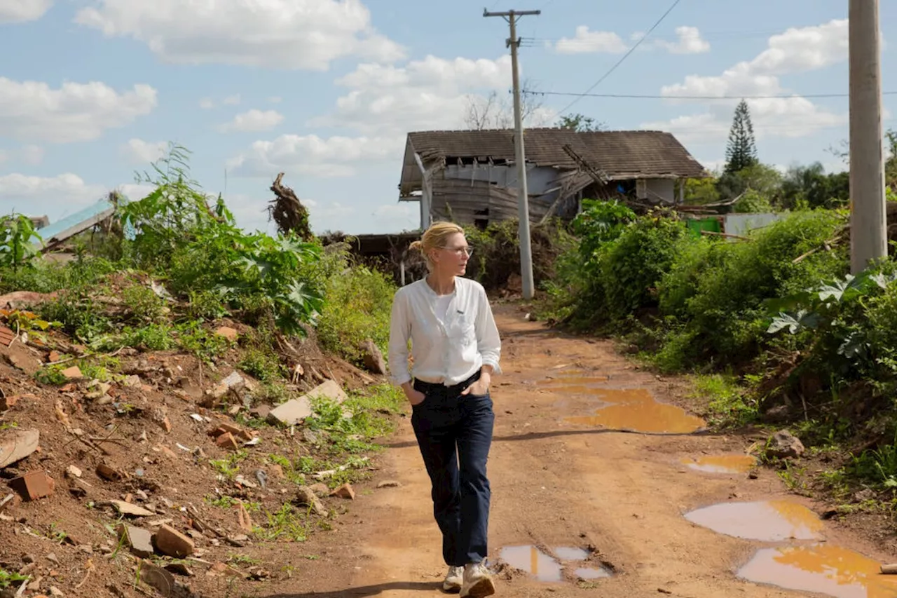 Em missão da ONU no Brasil, Cate Blanchett visita locais afetados por enchentes no Rio Grande do Sul