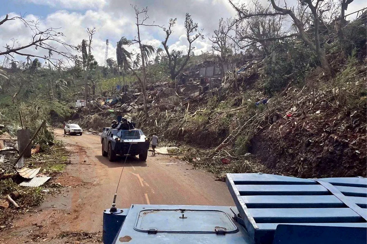 Macron prolonge sa visite à Mayotte après le cyclone Chido