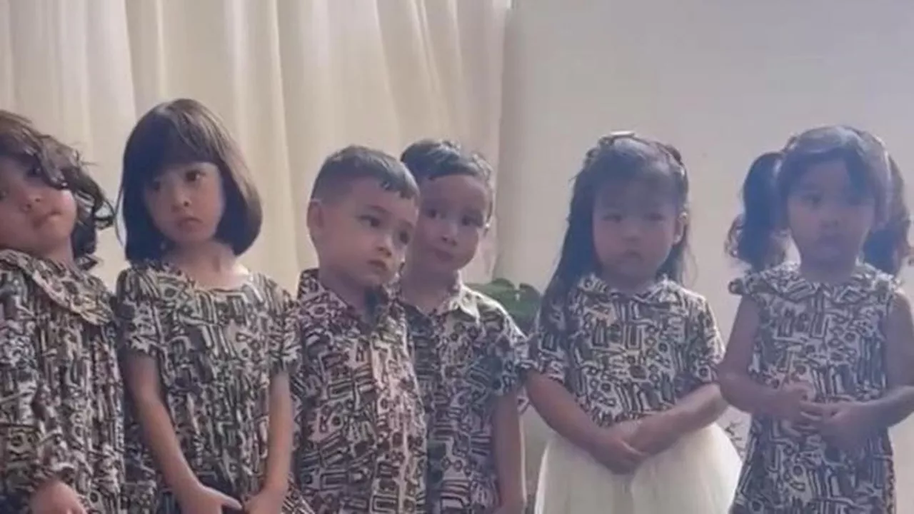 6 Momen Gemas Rayyanza Bernyanyi 'Cinta Untuk Mama' Bareng Teman Sekelas, Haru dan Penuh Makna