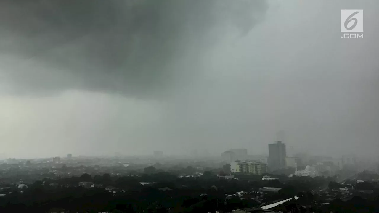 Cuaca Indonesia Hari Ini Jumat 20 Desember 2024: Langit Malam Indonesia Mayoritas akan Berawan