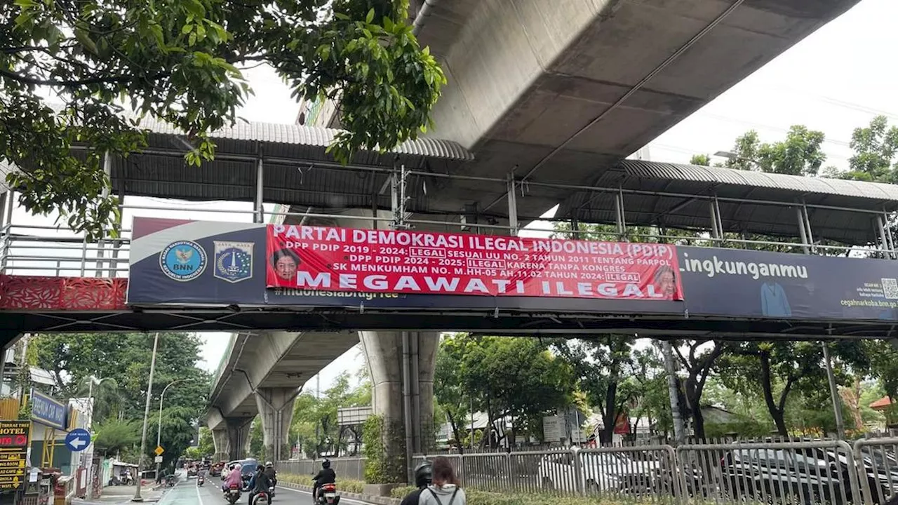 Melihat Spanduk yang Dipermasalahkan DPP PDIP di Jalan-jalan Jakarta