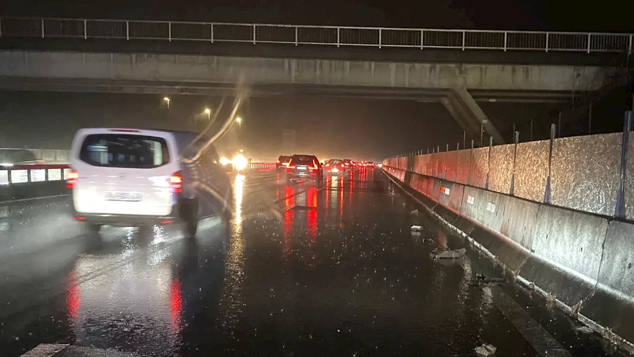 Autofahrer fährt auf A4 in Baustelle und begeht Fahrerflucht – Trümmerteile beschädigen viele Autos