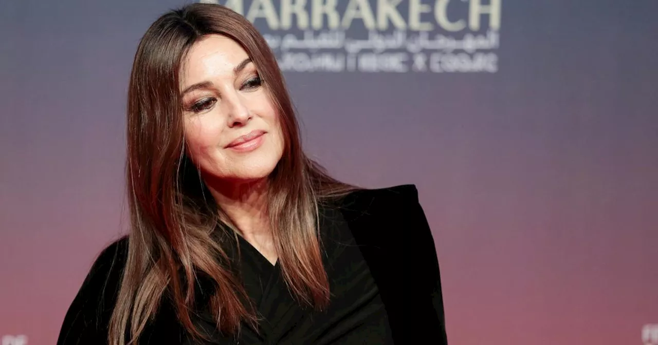 «J’ai décidé de moins travailler pour voir grandir mes filles» : Monica Bellucci raconte l’impact de ses grossesses tardives