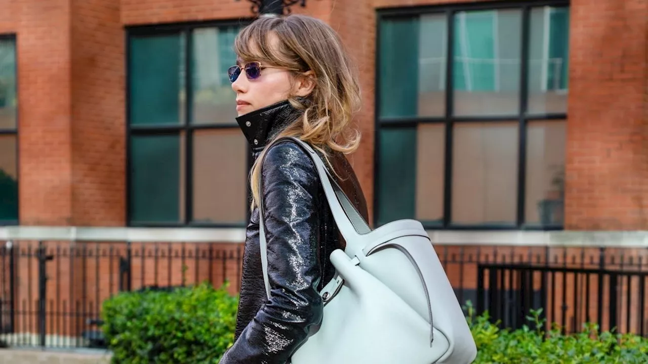 Suki Waterhouse Starts Her Own Tory Burch Renaissance With an Unexpectedly Styled Tote