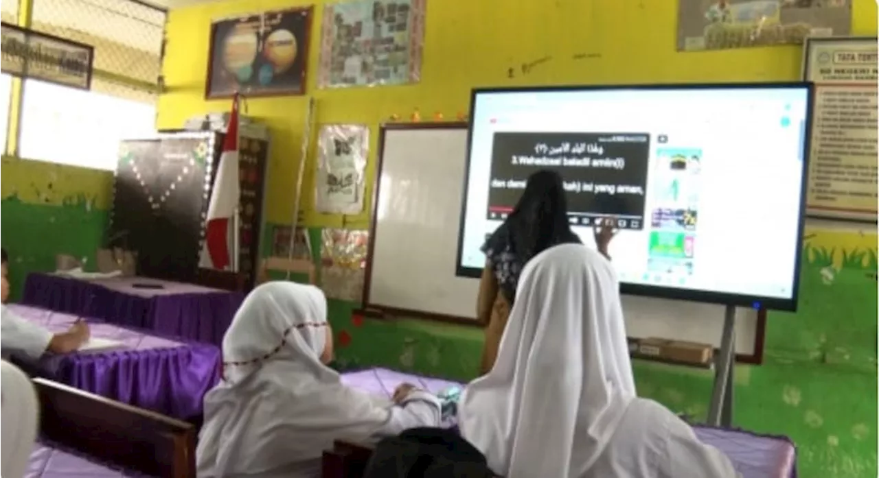 Langkat Implementasi Smartboard demi Transformasi Pendidikan Era Digital