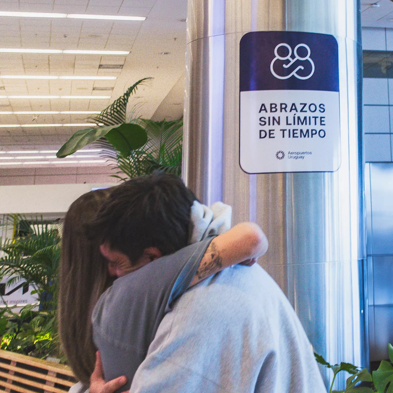 En Uruguay, no hay límites a los abrazos en los aeropuertos