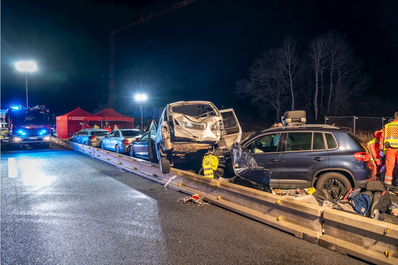 Sieben Verletzte bei Auffahrunfall mehrerer Autos